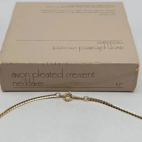 Avon Pleated Crescent Necklace 1984 Gold Tone Choker 16 in Vintage - Picture 2 of 4